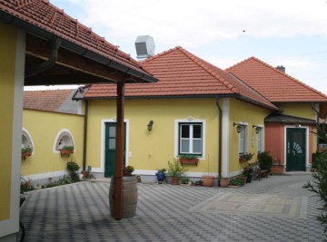 2751 Hoelles, Hauptstrasse 18